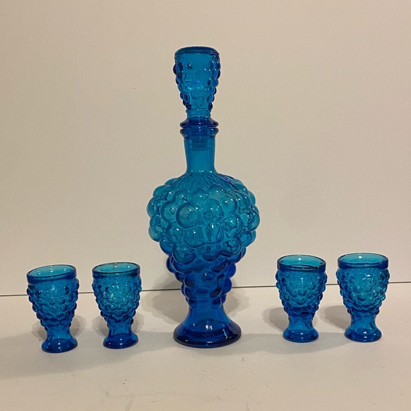 Vintage blue grape glass decanter and shot glass set - Picture 3 of 6